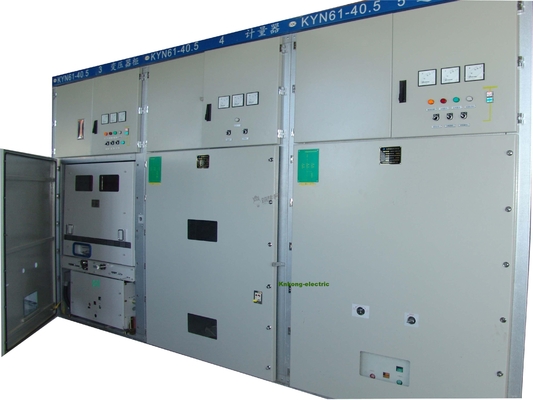배전을 위해 서 있는 2000A 33KV 중간 전압 패널 지면